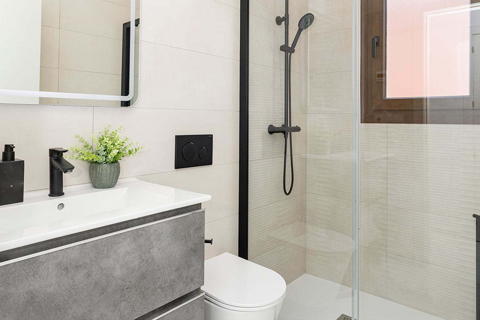 Modernes Badezimmer mit grauem Waschtisch, mattschwarzen Armaturen, Hänge-WC und Glasdusche mit strukturierten Linearfliesen.