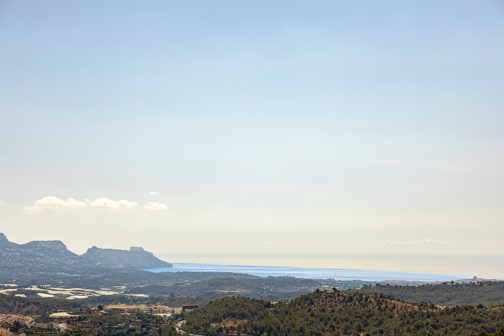 Unverbaubarer Panoramablick auf das Mittelmeer und die Küstengebirge von der erhöhten Lage des Anwesens aus.