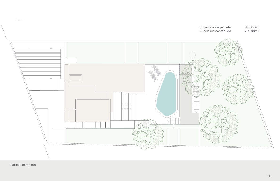 Architekturplan der Villa mit Pool, Garten und privatem Parkplatz.