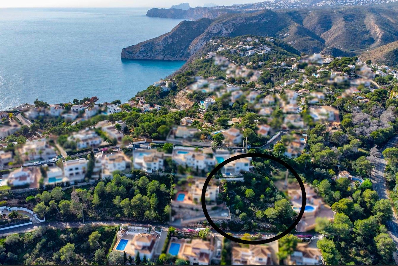 Luftaufnahme des 1042 m² großen Grundstücks inmitten von Pinien in der Gegend von Ambolo, mit freiem Blick auf das Mittelmeer und die Küste von Jávea.