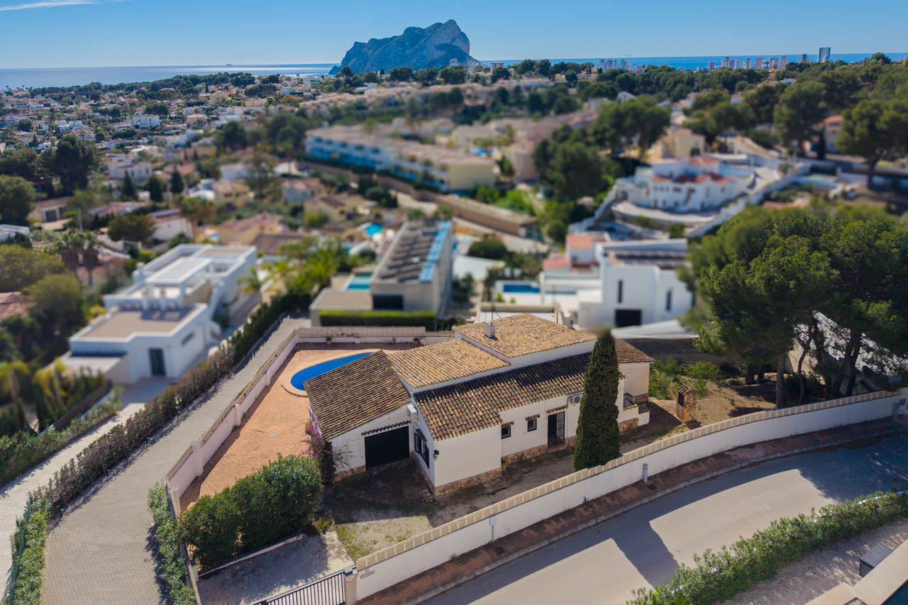 Luftbild der mediterranen Villa mit Ziegeldach, privatem Pool und weitem Blick auf das Meer und den markanten Peñón de Ifach in Calpe.
