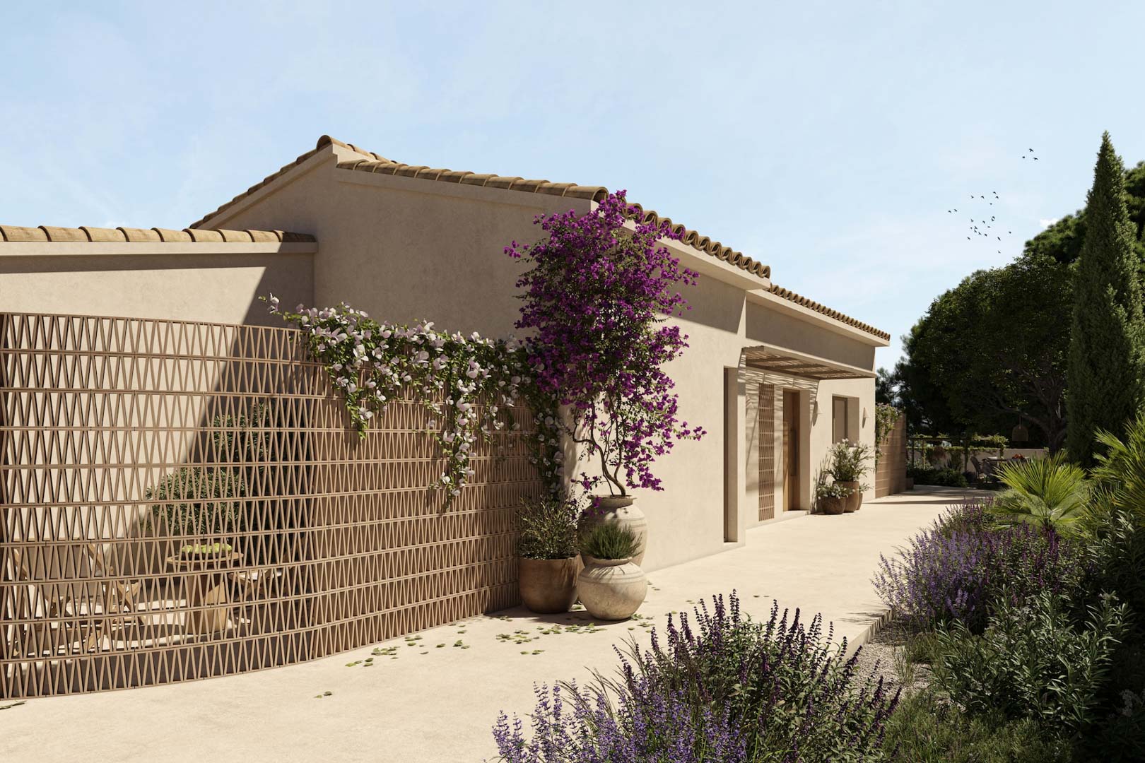 Mediterrane Fassade mit dekorativem Gitterwerk, Bougainvillea in Tontöpfen und einem gepflasterten Weg, gesäumt von einheimischen Pflanzen und Lavendel.