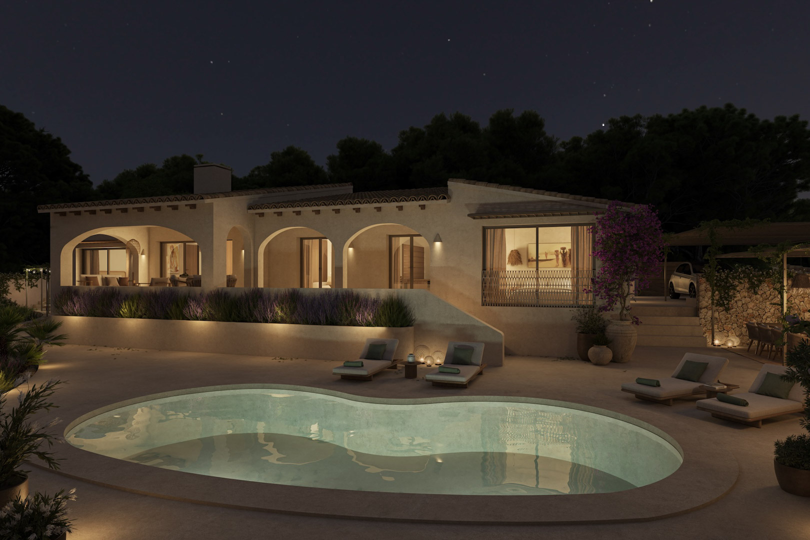 Nachtansicht der Villa mit beleuchteten Rundbogen-Veranden, einem organisch geformten Pool und einer Terrasse, eingebettet in mediterrane Bepflanzung.