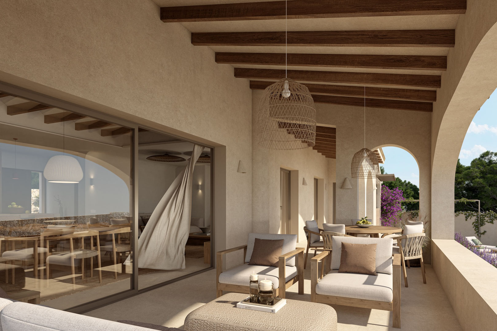 Überdachte Terrasse mit sichtbaren Holzbalken, Korb-Hängeleuchten und neutralen Außenmöbeln, die durch große Glasschiebetüren mit dem Innenraum verbunden ist.