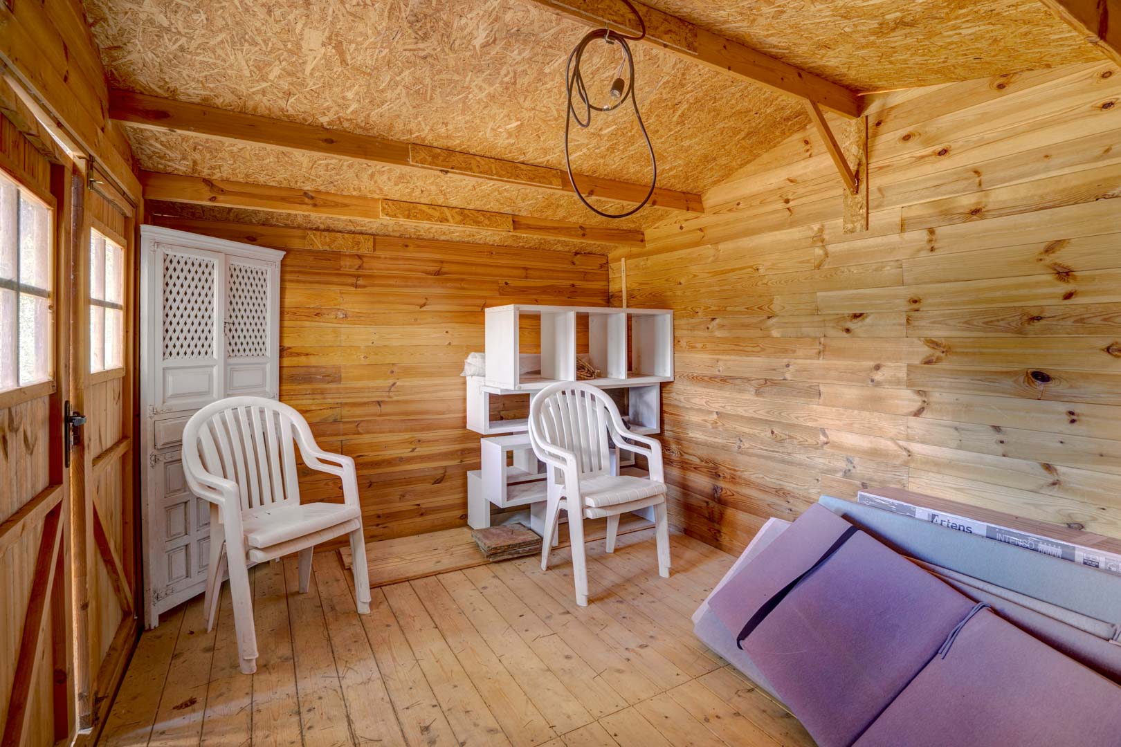 Freistehendes Gartenhaus aus Holz mit Paneelwänden, OSB-Decke und Dielenboden, nutzbar als praktischer Abstellraum oder zusätzlicher Stauraum.