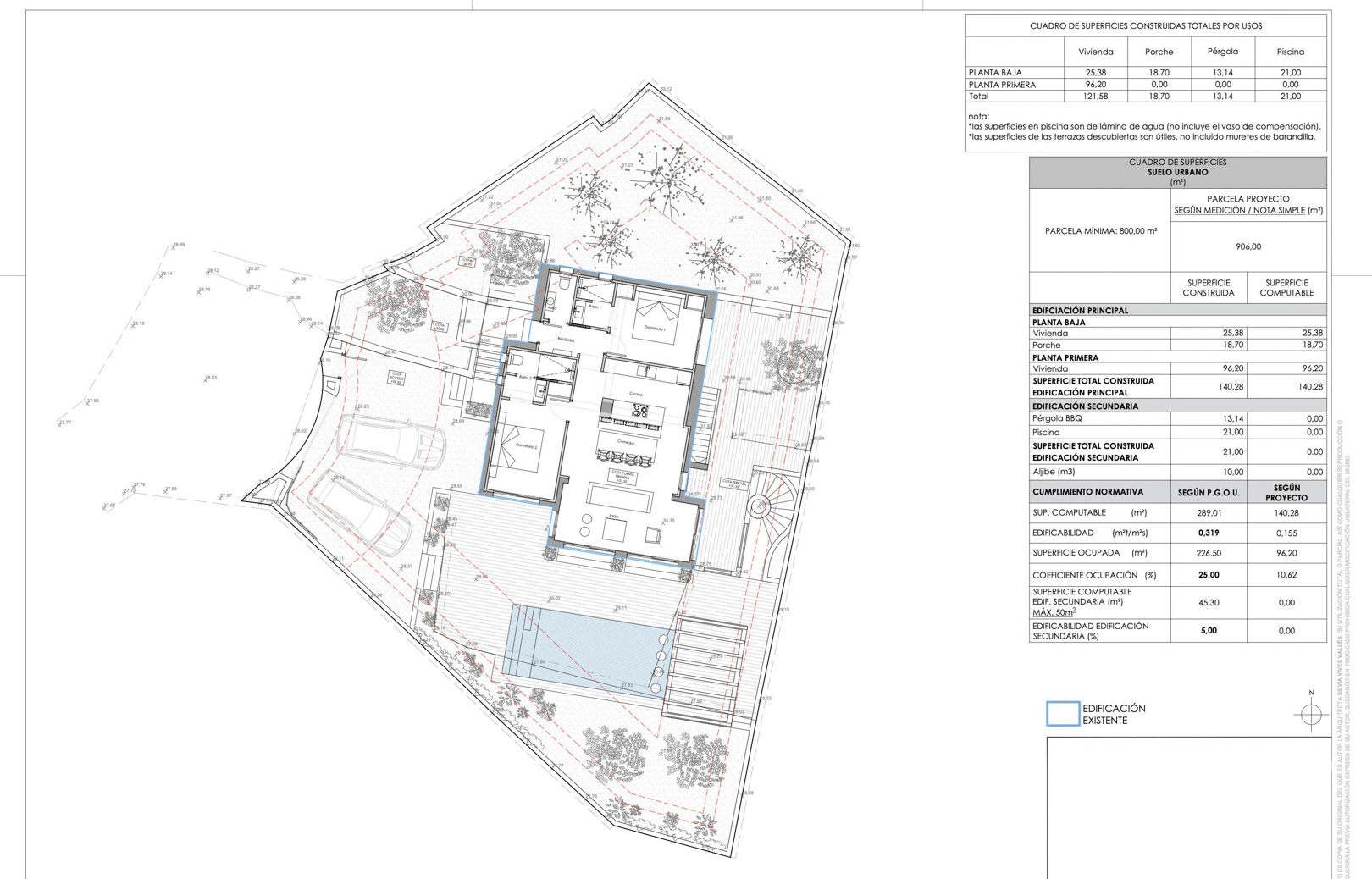 Detaillierter architektonischer Lageplan und Grundriss des Obergeschosses mit Darstellung der Innenaufteilung, des Poolbereichs, der Parkplätze und der Flächentabellen.