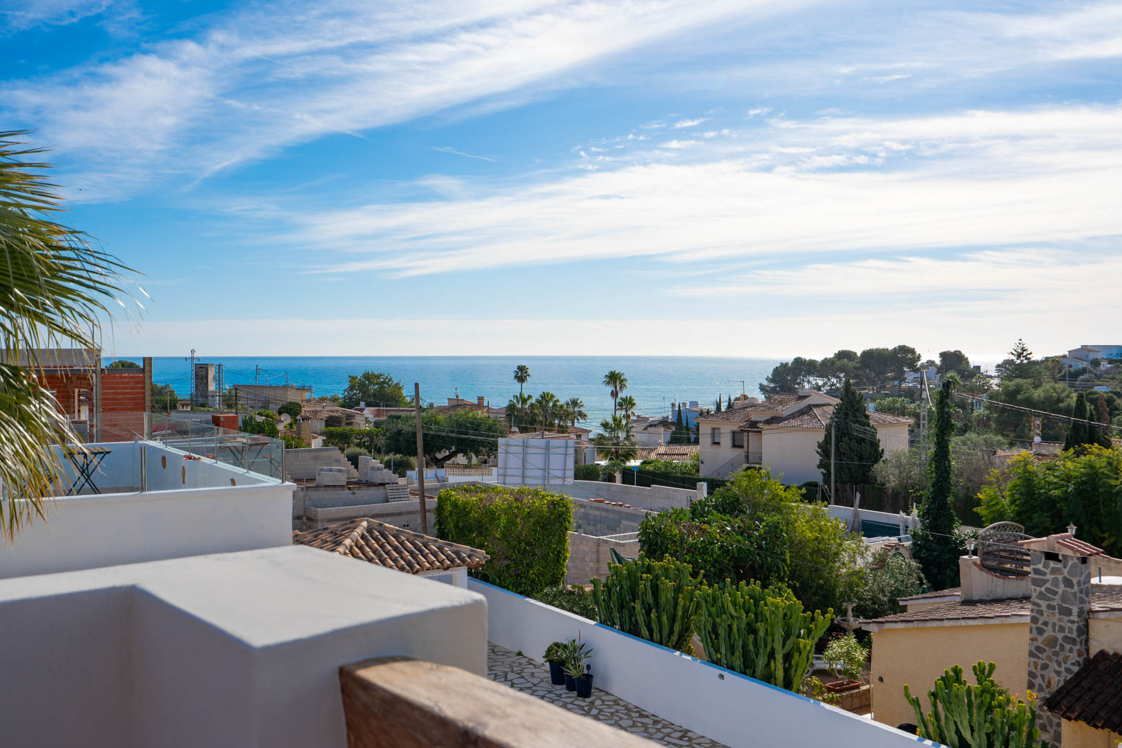 Panoramablick auf das Mittelmeer von der Dachterrasse mit Glasgeländern und Holzakzenten über der Küstenlandschaft von Benissa.