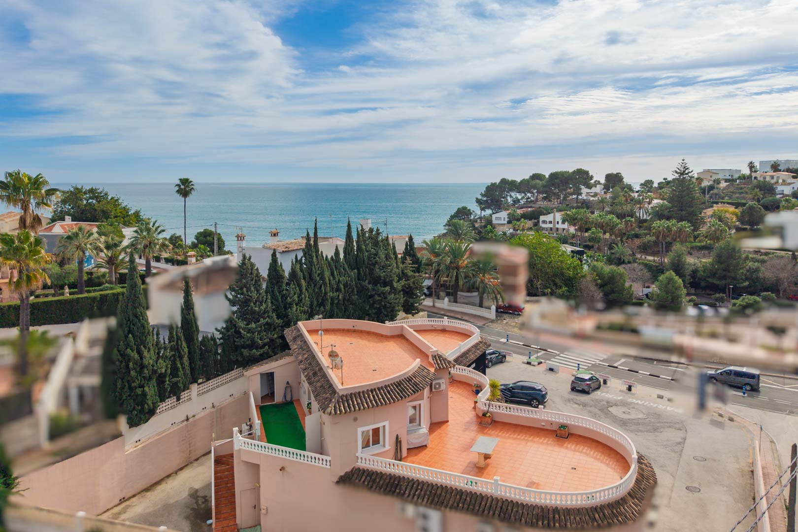 Panoramablick auf das Mittelmeer von der Terrasse aus, der die Küstenlandschaft, den Pinienbestand und die Nähe zum Ufer von Benissa zeigt.