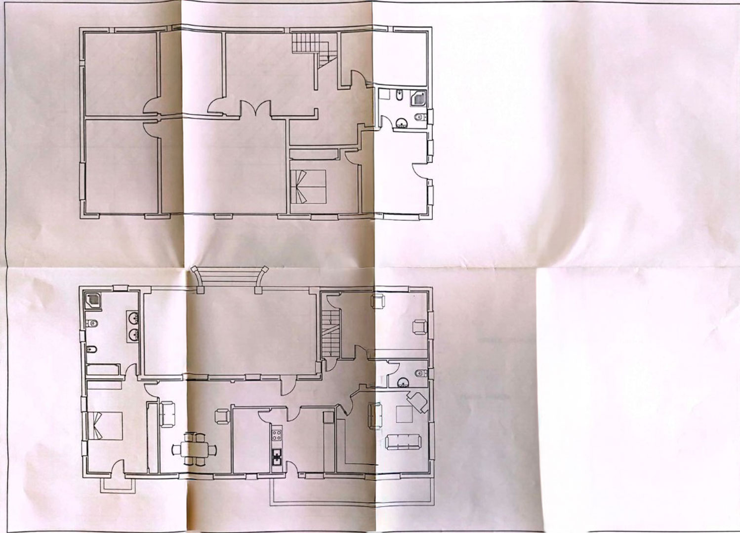 Detaillierter architektonischer Grundriss, der die Aufteilung der zwei Etagen des Hauses mit Zimmern, Treppen und Außenbereichen zeigt.