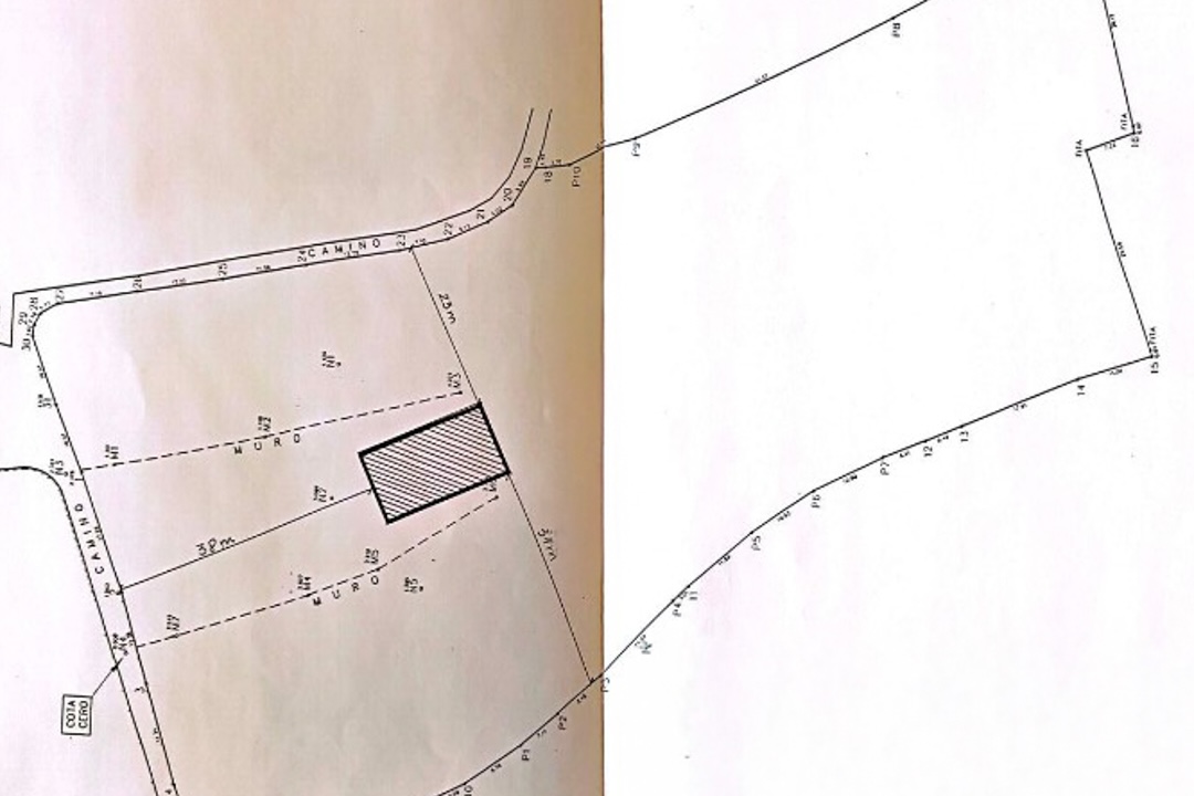 Technischer Lageplan mit Darstellung der Grundstücksgrenzen, des Wegzugangs und der schraffierten Gebäudefläche mit detaillierten Maßangaben.