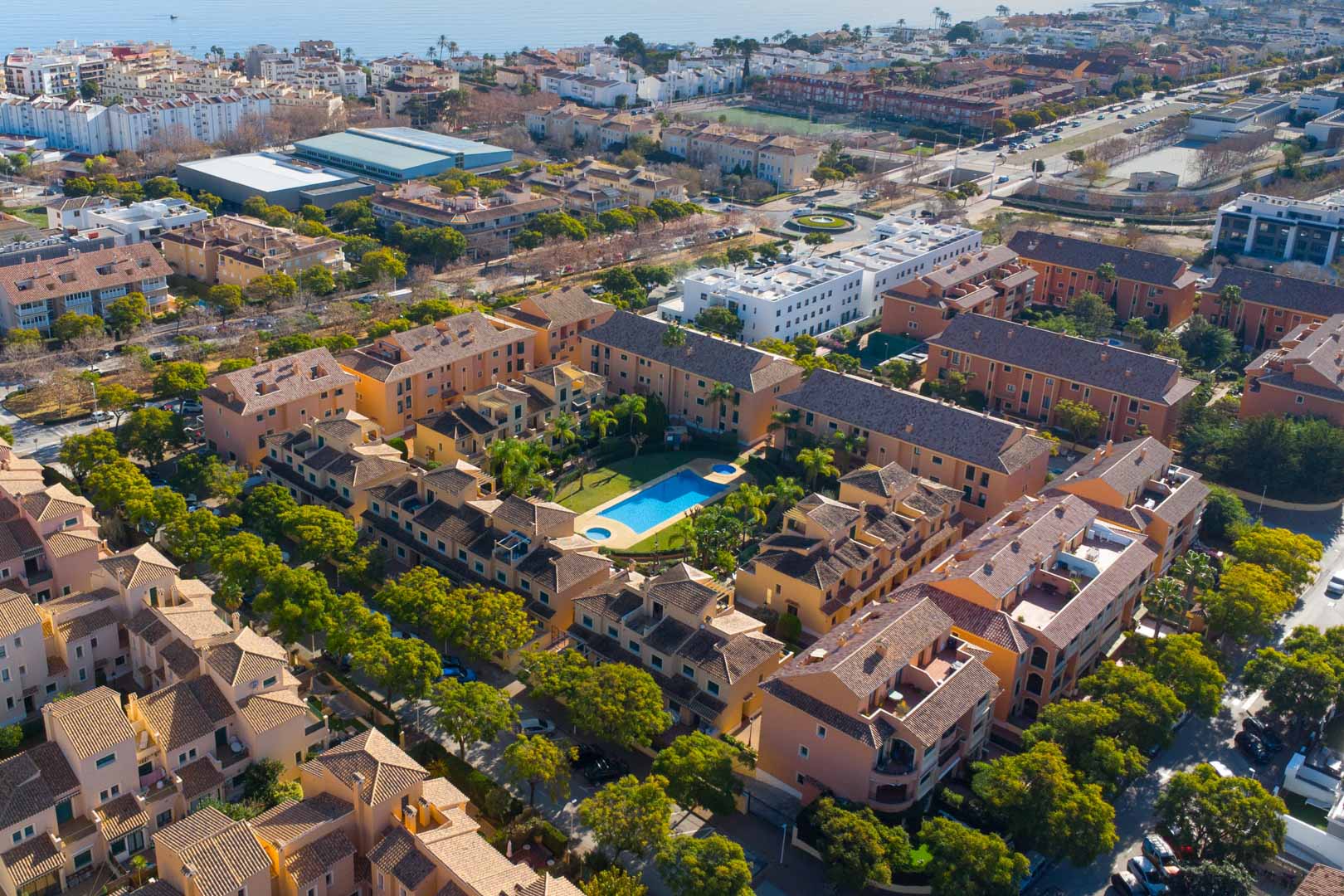 Luftaufnahme der Anlage Floridamar in Jávea mit dem zentralen Pool, den gepflegten Gärten und der Nähe zum Mittelmeer.