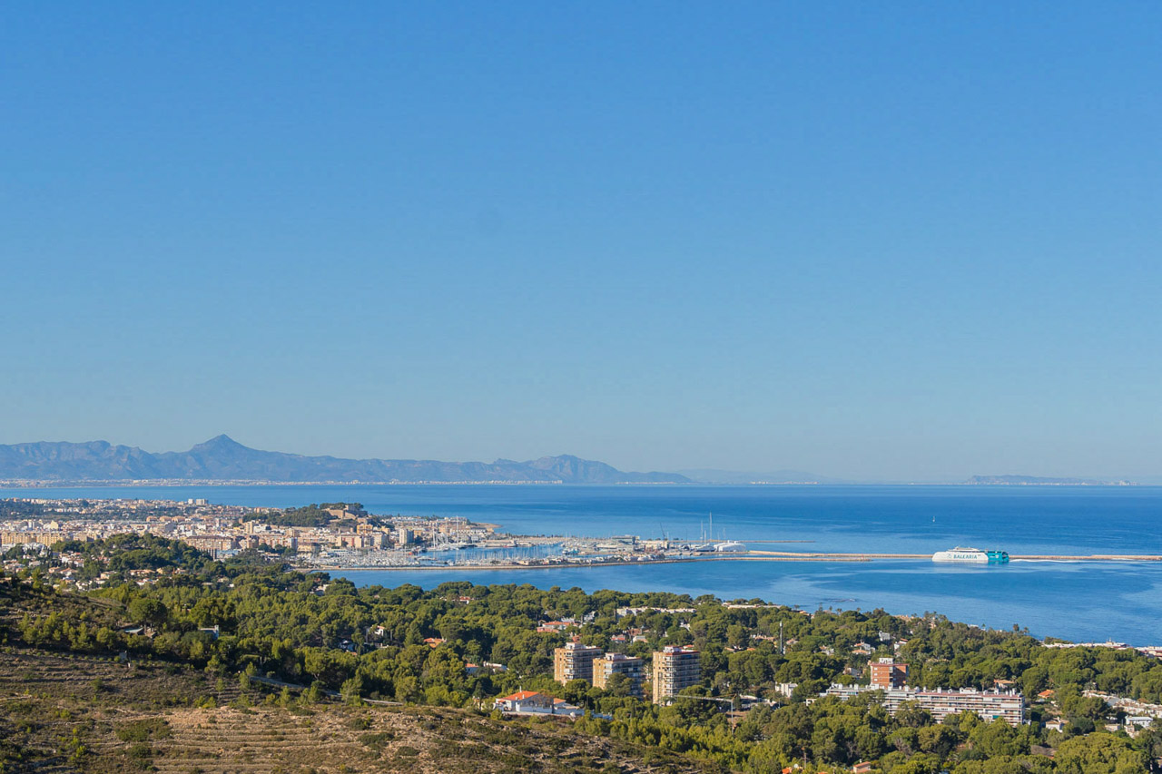 Panoramablick von der Immobilie auf den Hafen von Dénia und das Mittelmeer, mit Blick auf die historische Burg und die Küstenlinie bei klarem Himmel.