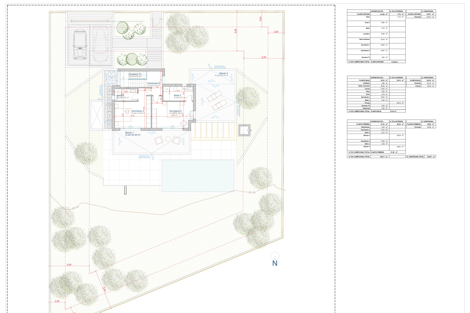 Detaillierter Lageplan und Grundriss, der die Anordnung der Villa auf dem Grundstück zeigt, einschließlich Terrassen, Pool und Tabellen der Wohnflächen pro Etage.