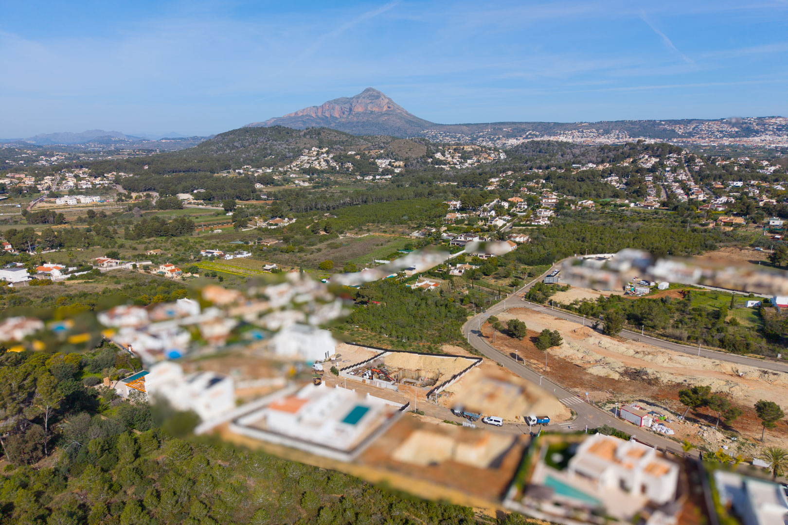 Luftaufnahme des Wohngebiets Valsol in Jávea mit Blick auf die grüne Umgebung und den Berg Montgó im Hintergrund.