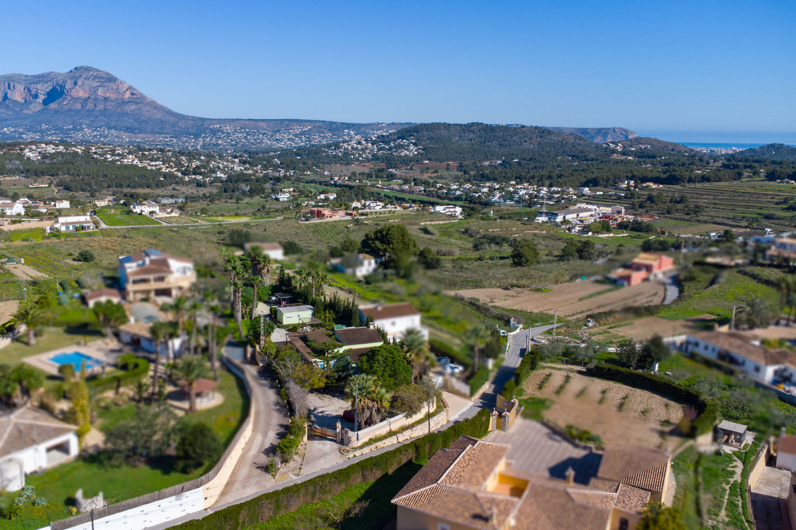 Luftansicht der traditionellen Finca und des rustikalen Grundstücks mit Panoramablick auf den Montgó und die Mittelmeerküste.