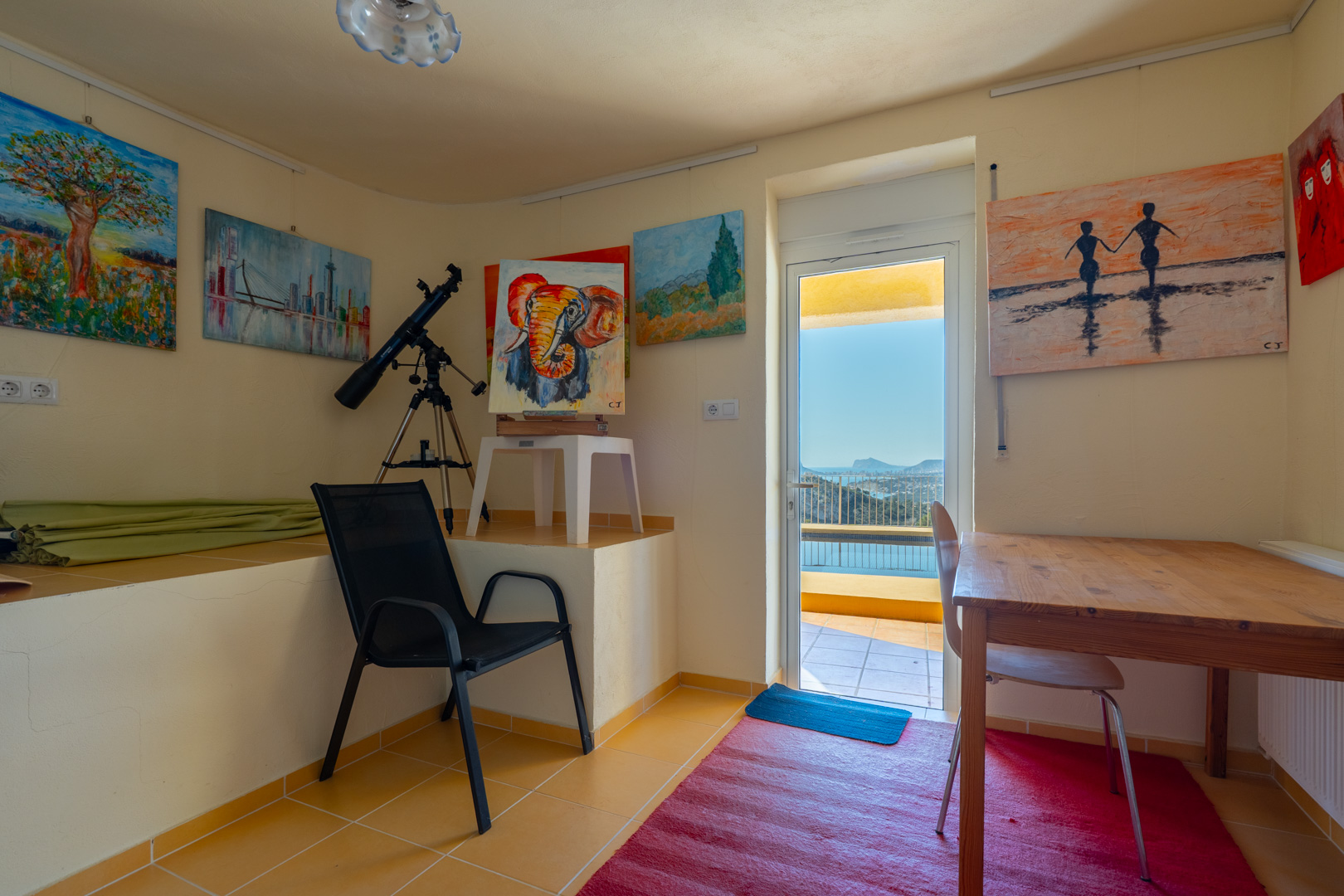 Helles Arbeitszimmer und Kunstatelier mit Teleskop, Holzschreibtisch und direktem Zugang zur Terrasse mit Panoramablick auf das Meer.