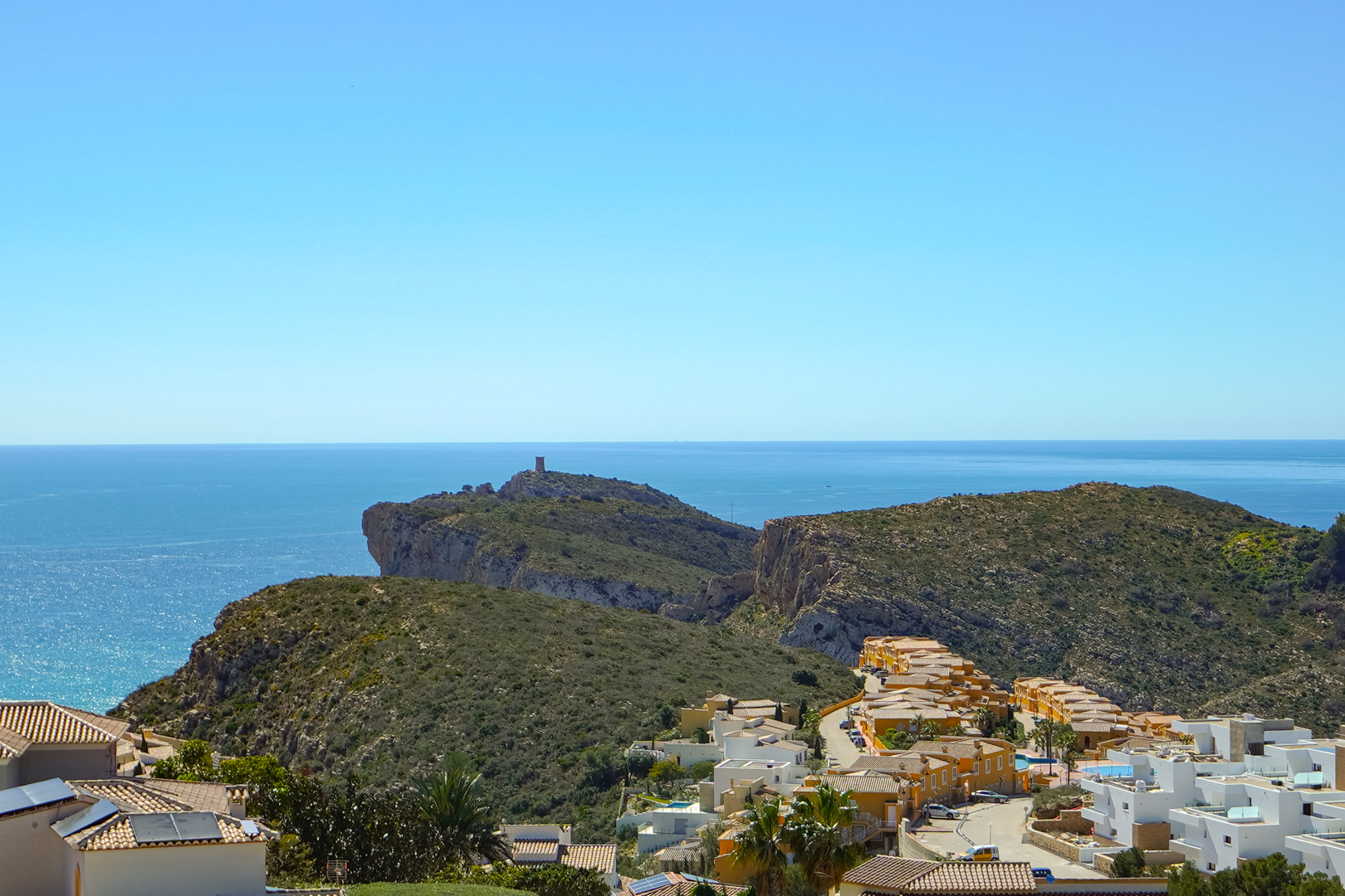 Panoramablick von der Immobilie auf das Cap d’Or in Moraira, das Mittelmeer und die umliegende Wohngegend von Cumbre del Sol.
