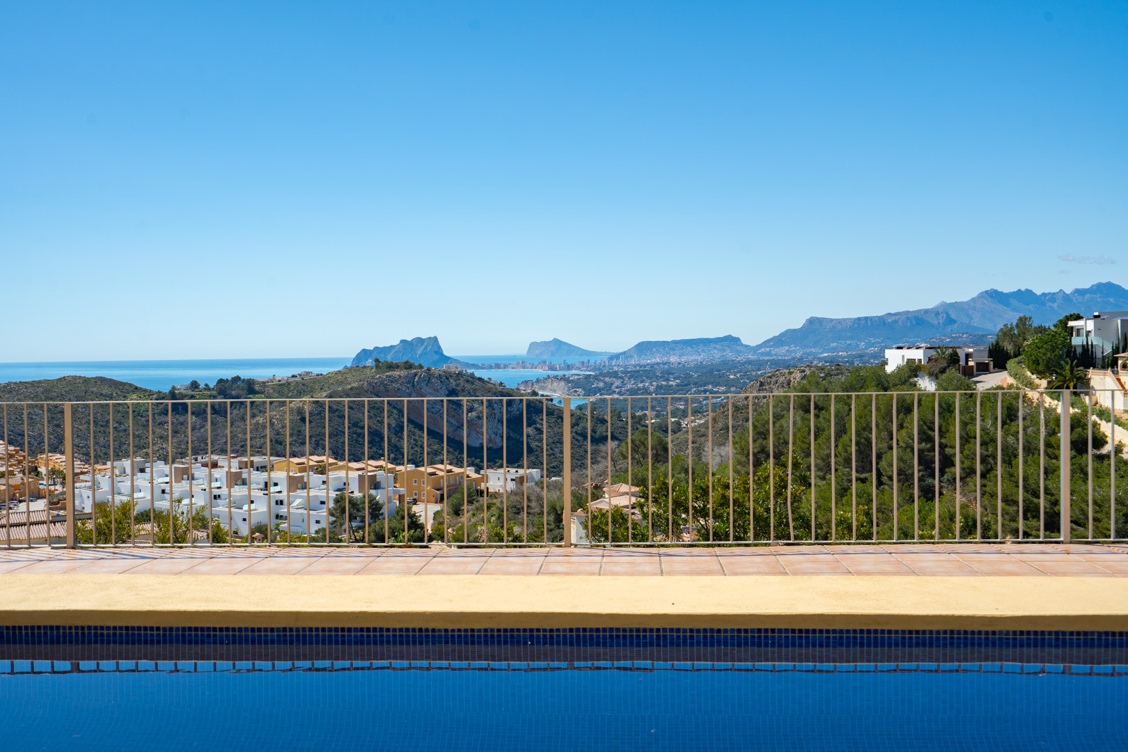 Panoramablick von der Poolterrasse auf die Mittelmeerküste, den Peñón de Ifach und die Gebirgskette Sierra Bernia im Hintergrund.