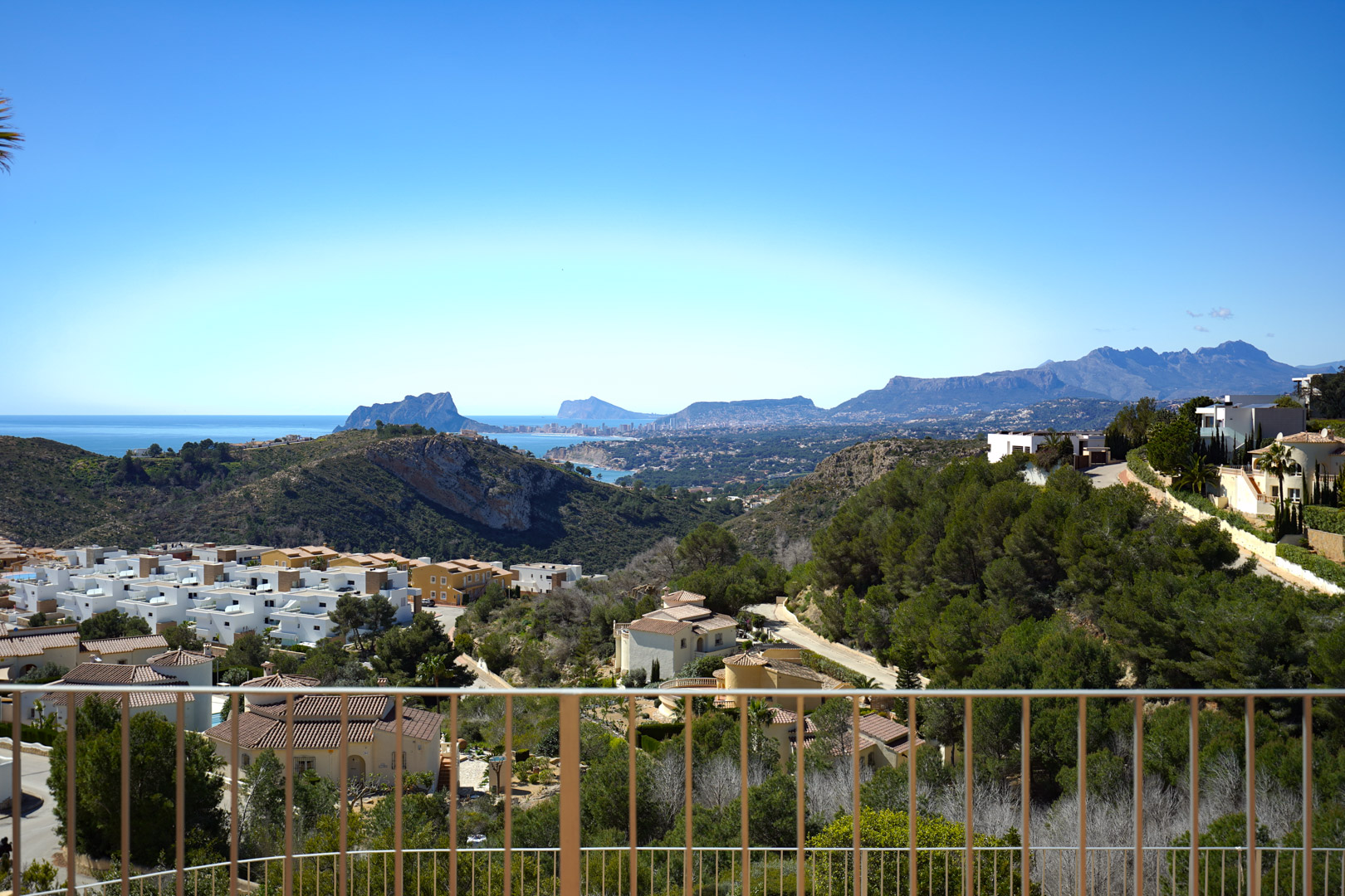 Panoramablick von der Terrasse auf den Peñón de Ifach in Calpe und die Küste von Benidorm, eingebettet in die mediterrane Landschaft.