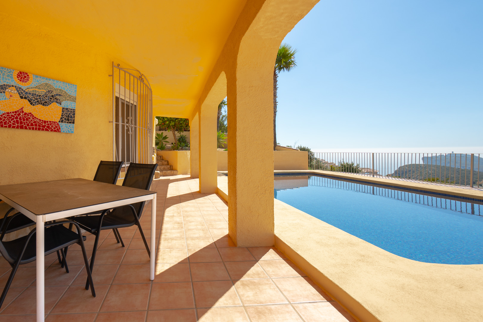 Überdachte Terrasse mit traditionellen Rundbögen, Essbereich im Freien und privatem Pool mit Panoramablick auf das Meer und das Cap d'Or.