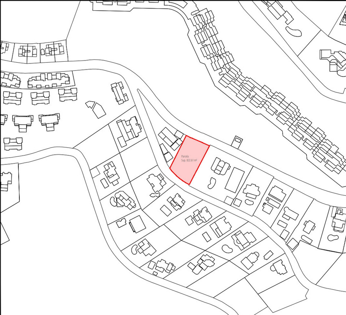 Detaillierter Lageplan, der das 822,61 m² große Grundstück in Rot hervorhebt und dessen genaue Position innerhalb der Siedlung Altea Hills zeigt.