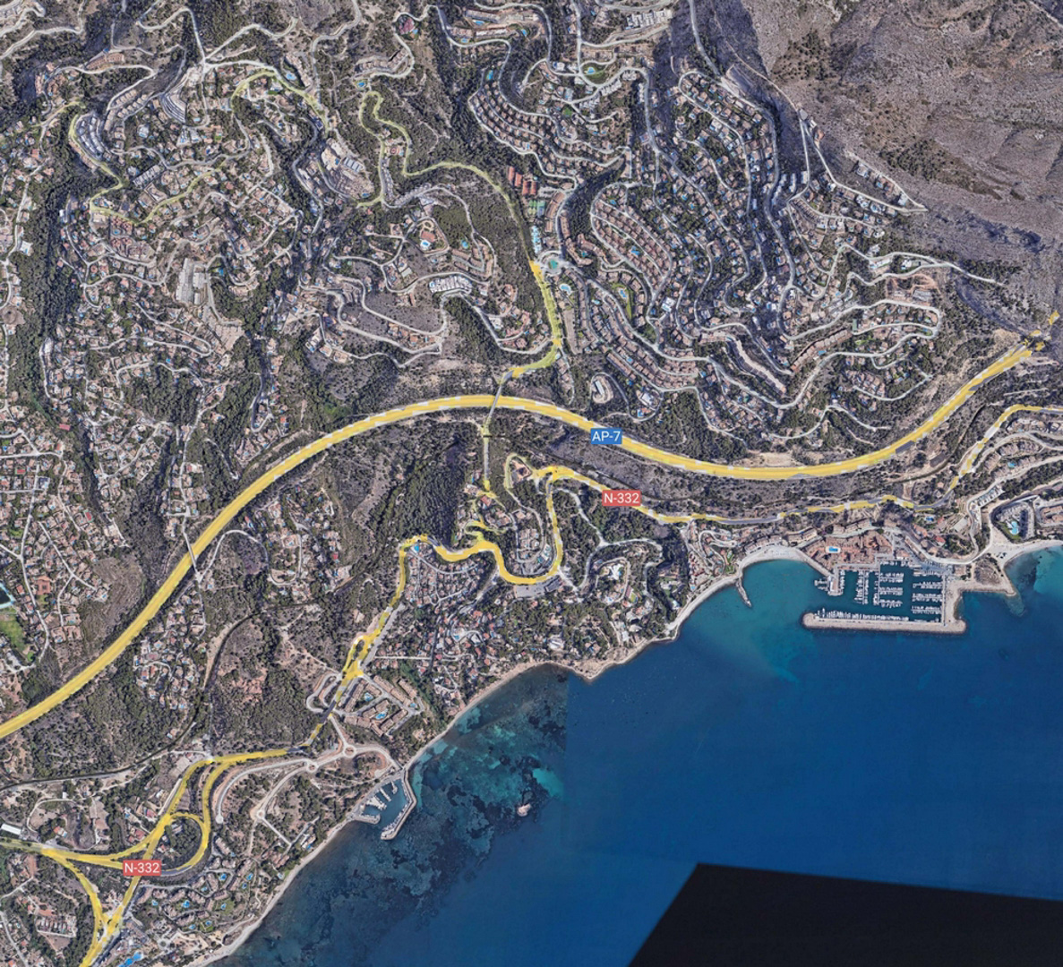 Satelliten-Luftaufnahme von Altea Hills, die die strategische Anbindung an die Autobahn AP-7, die Nationalstraße N-332 und die Nähe zum Hafen Marina Greenwich zeigt.
