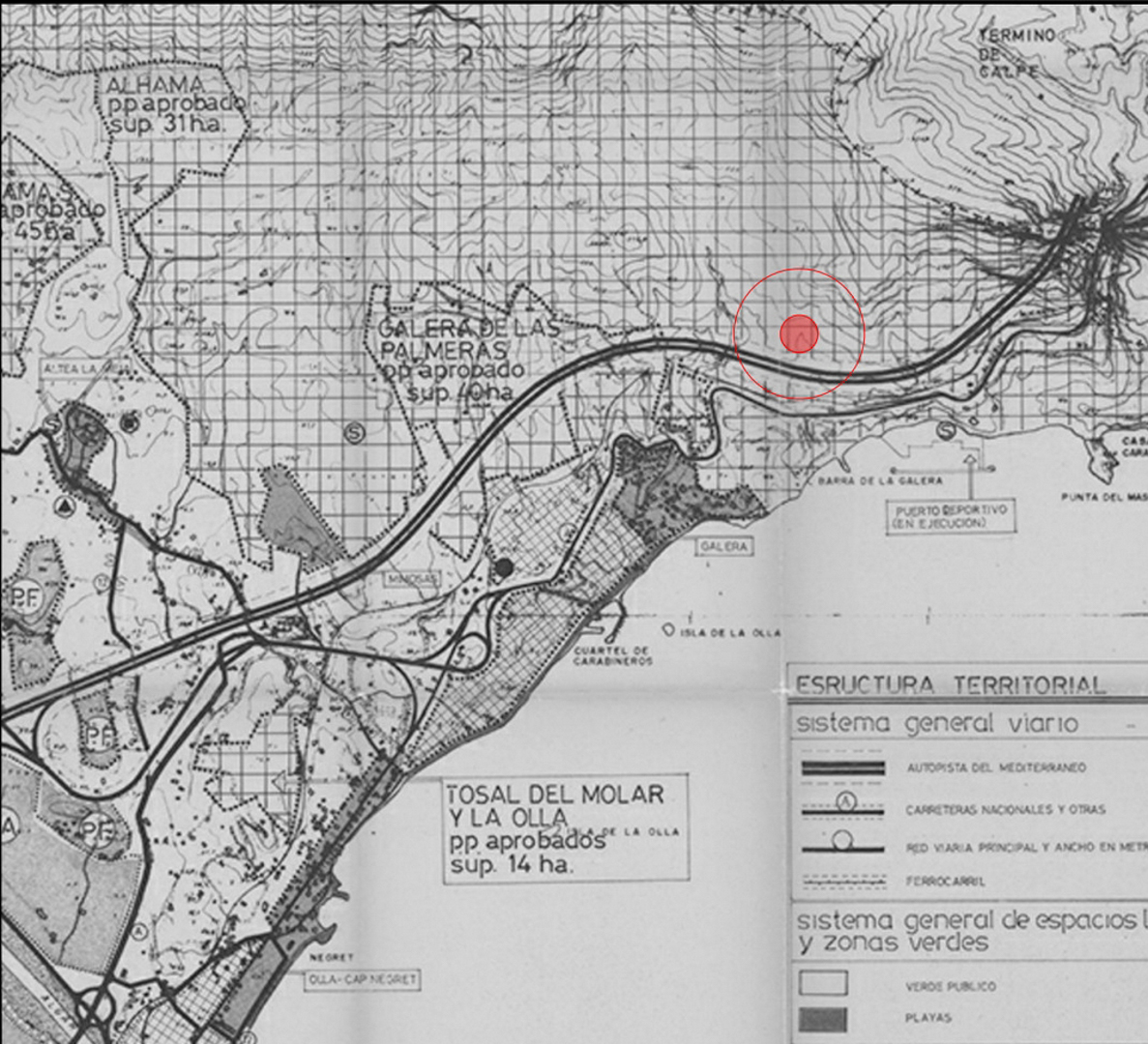 Technischer Lageplan mit der rot markierten Parzelle im Bebauungsplan von Altea Hills, der die Nähe zur Küste und zur Autobahn AP-7 verdeutlicht.