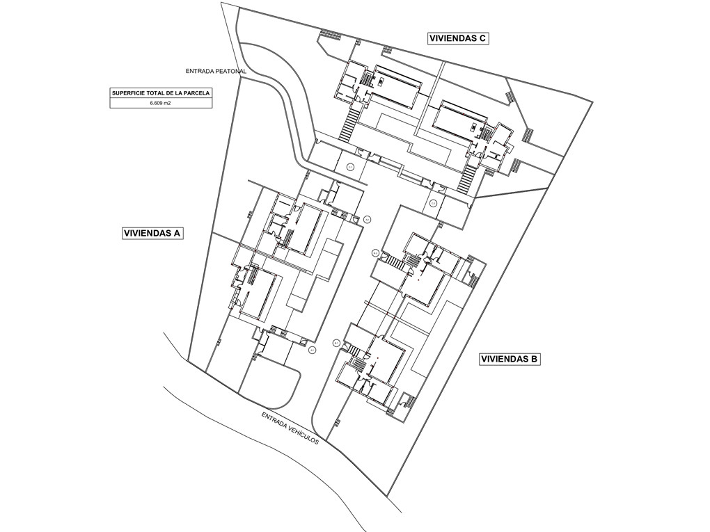 Detaillierter Bebauungsplan einer Wohnanlage mit drei Parzellen (A, B, C), der Fußgänger- und Fahrzeugzugänge sowie eine Gesamtfläche von 6.609 m² zeigt.