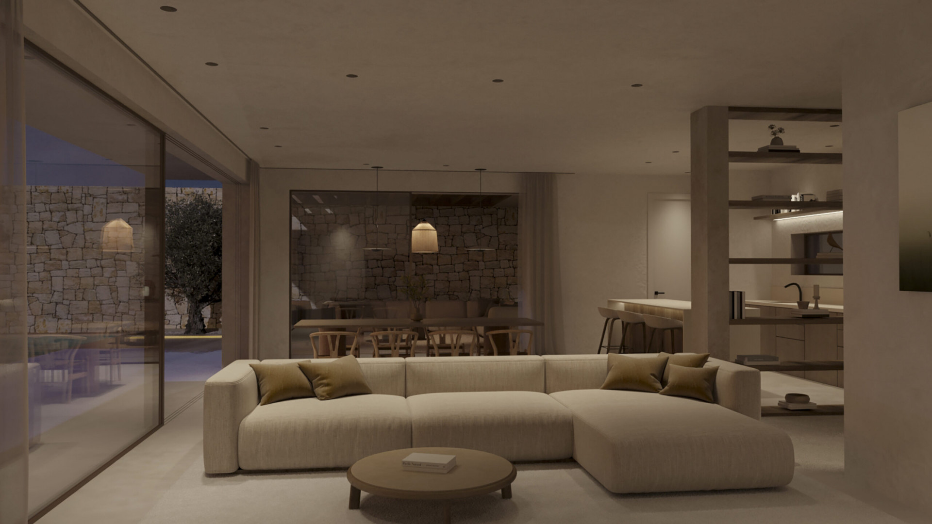 Offener Wohn- und Essbereich mit modularem Sofa, rundem Couchtisch und Zugang zu einer Steinterrasse mit Olivenbaum. Integrierte Küche im Hintergrund erkennbar.