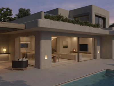 Außenansicht einer modernen Villa in der Dämmerung, mit Pool und Loungebereich unter einer Holzpergola. Helle Innenräume zeigen eine offene Küche und einen Wohn-Essbereich.