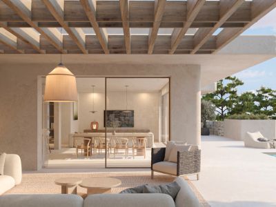 Großzügige Außenterrasse mit Holzpergola und Loungebereich, verbunden mit dem Esszimmer durch große Glasschiebetüren. Ein privater Pool ist im Hintergrund sichtbar.