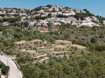 Luftaufnahme einer modernen Wohnanlage mit hellen Villen und privaten Pools, eingebettet in einen grünen, bewaldeten Berghang.