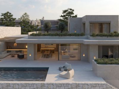 Moderne Villa mit privatem Pool, großer Terrasse und überdachtem Loungebereich im Freien. Große Glasschiebetüren verbinden die Innenbereiche nahtlos mit der ruhigen Außenanlage.