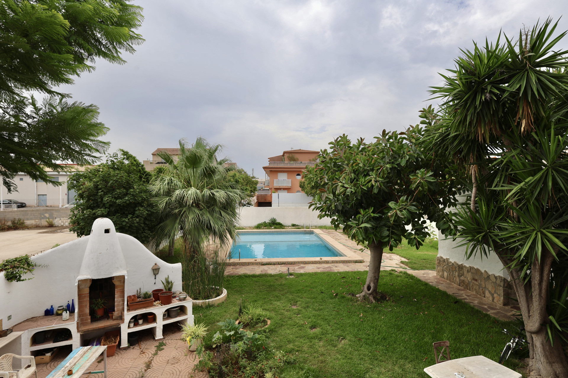 Gartenansicht mit Pool, gemauertem Grill und üppiger Vegetation in Jávea.