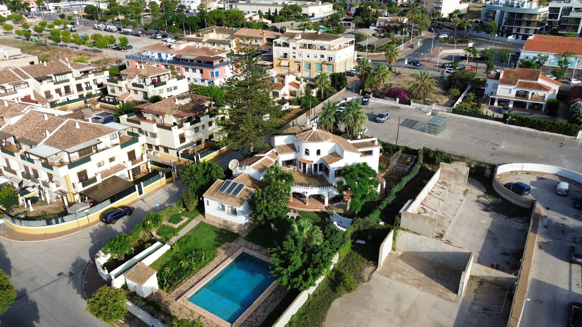 Luftaufnahme der Villa mit blauem Pool, umgeben von Gärten und Grün in Jávea.