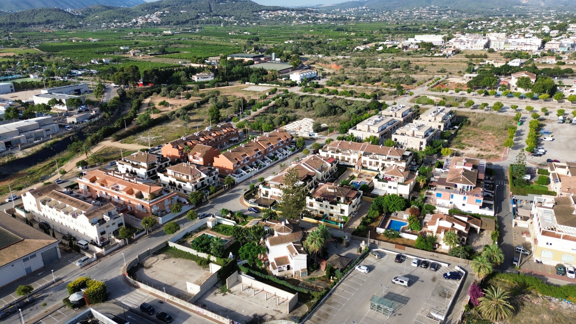 Luftaufnahme des Anwesens in Jávea, umgeben von Wohnhäusern und Grünflächen.