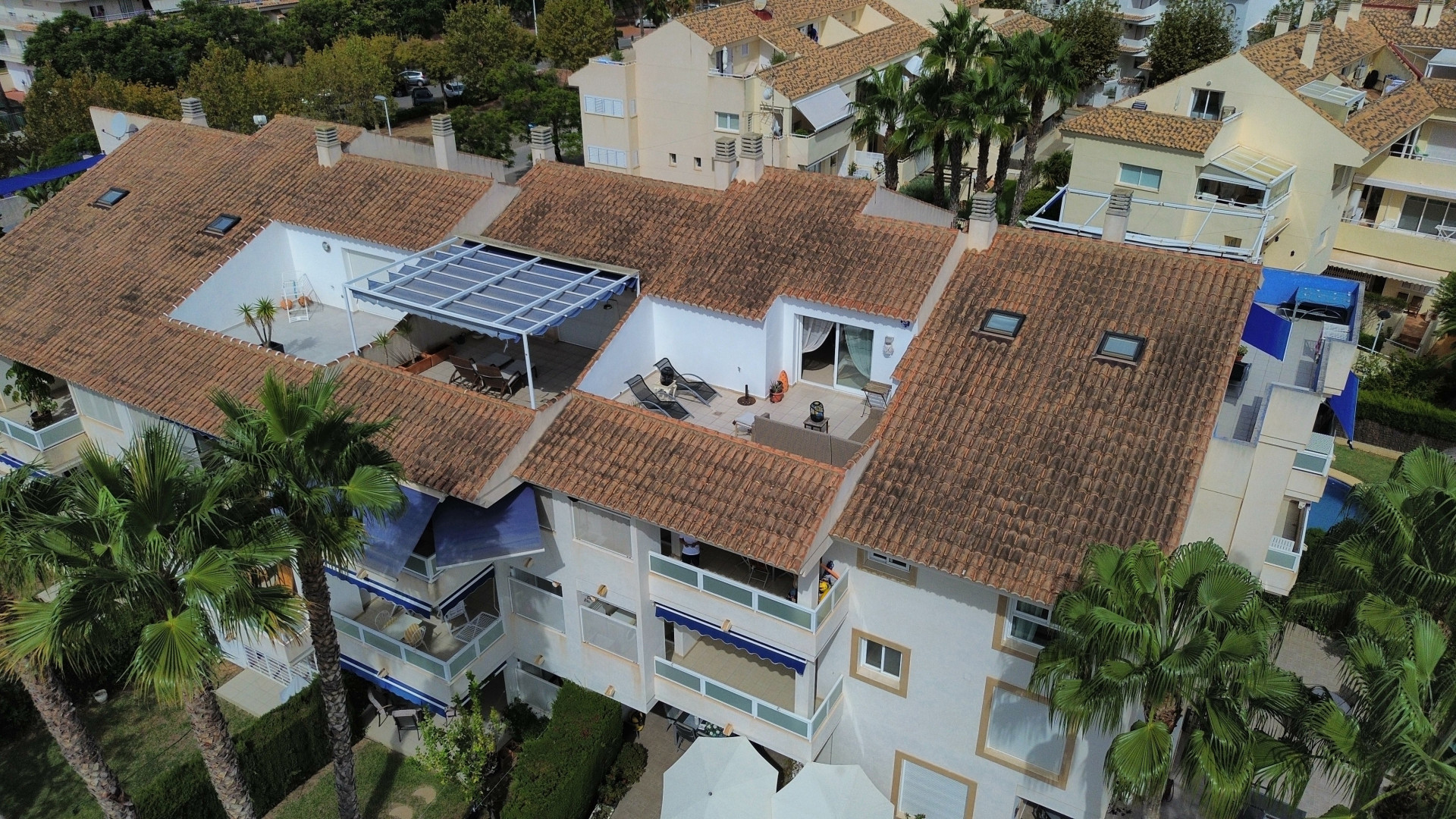 Luftaufnahme des Duplex-Penthouses mit Sonnenterrasse, Markise und Terrakotta-Ziegeln in Jávea.