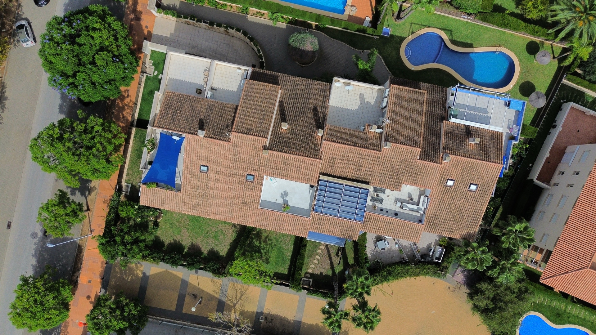 Luftaufnahme des Duplex-Penthouses mit Terrassen, Pool und üppigen Gärten.