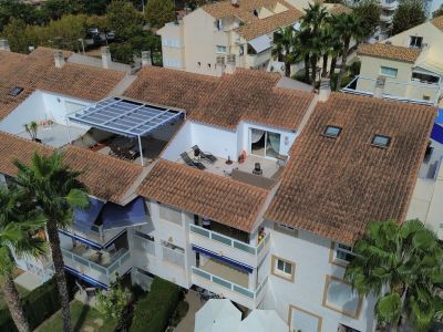 Luftaufnahme des Duplex-Penthouses mit Sonnenterrasse, Markise und Terrakotta-Ziegeln in Jávea.