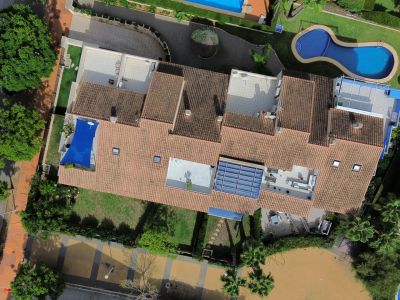 Luftaufnahme des Duplex-Penthouses mit Terrassen, Pool und üppigen Gärten.