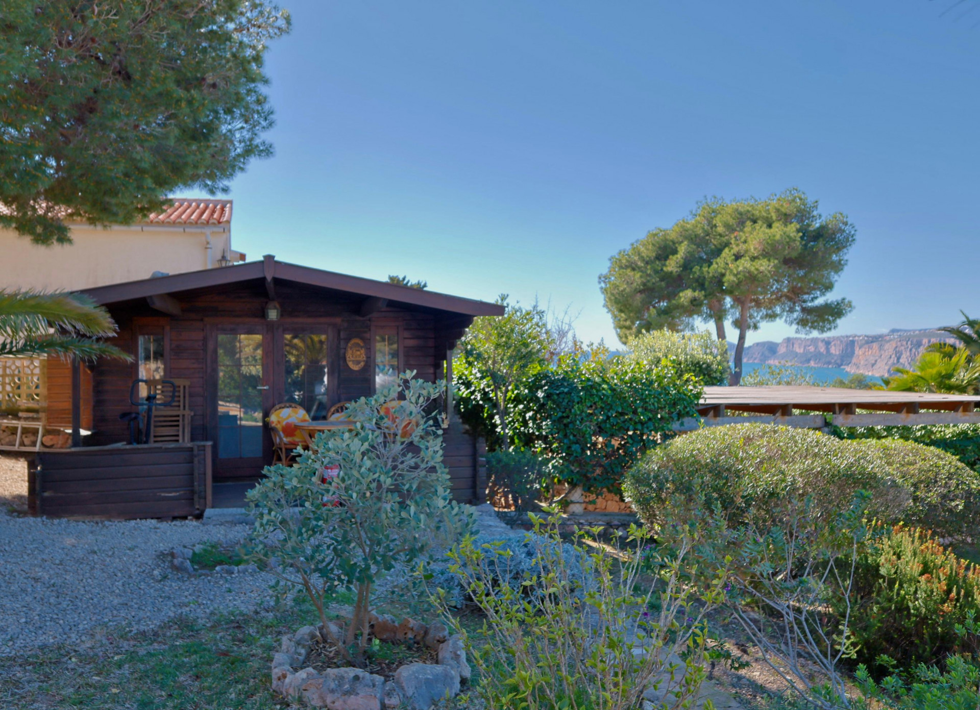 Blick auf die Holzhütte mit mediterranem Garten und Meerblick in Jávea.