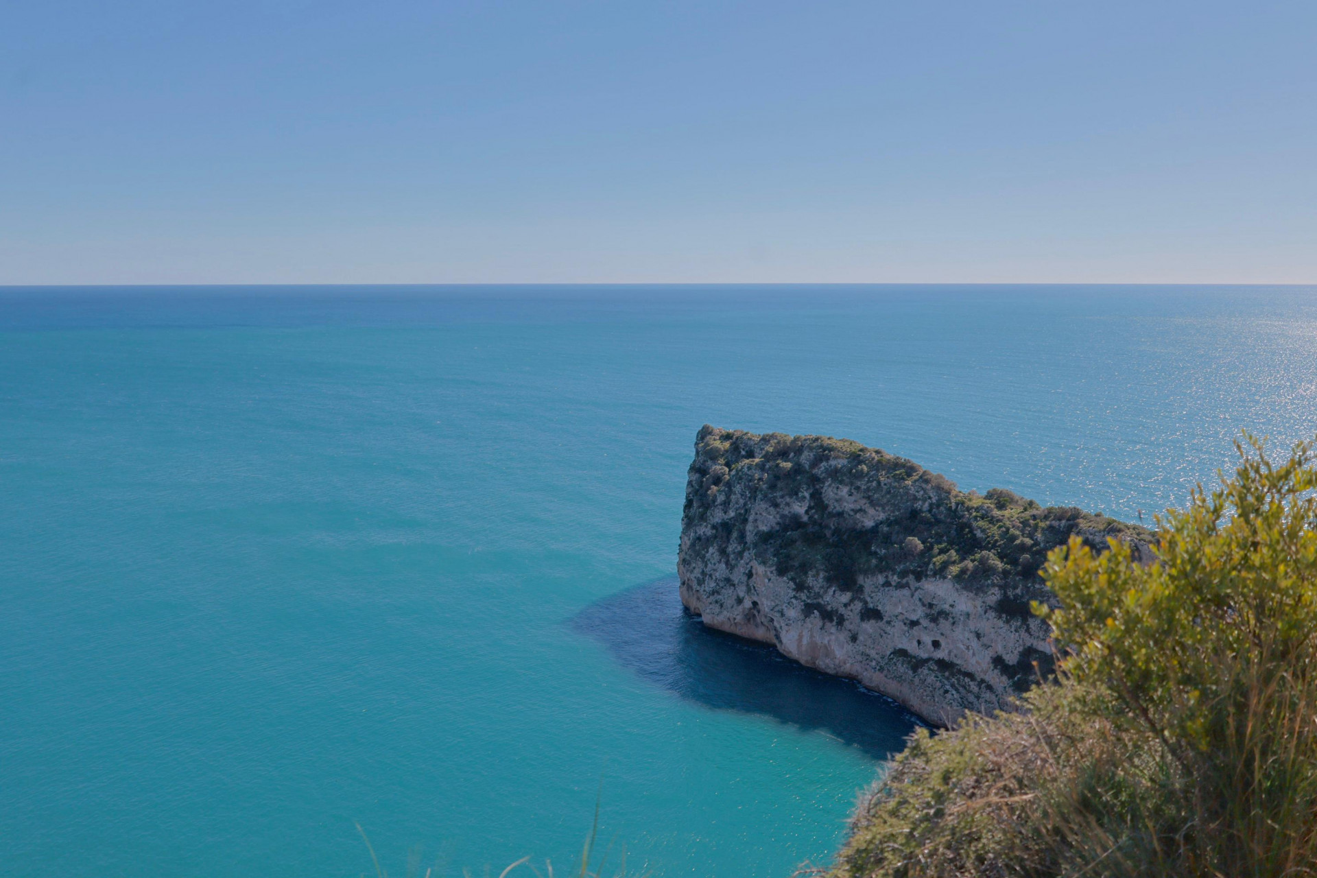 Panoramablick auf das Mittelmeer und die Felsklippe von der Küste Jáveas.