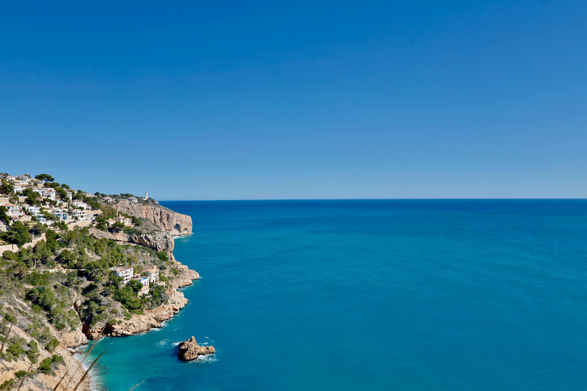 Panoramablick auf Jáveas felsige Küste und das blaue Mittelmeer.
