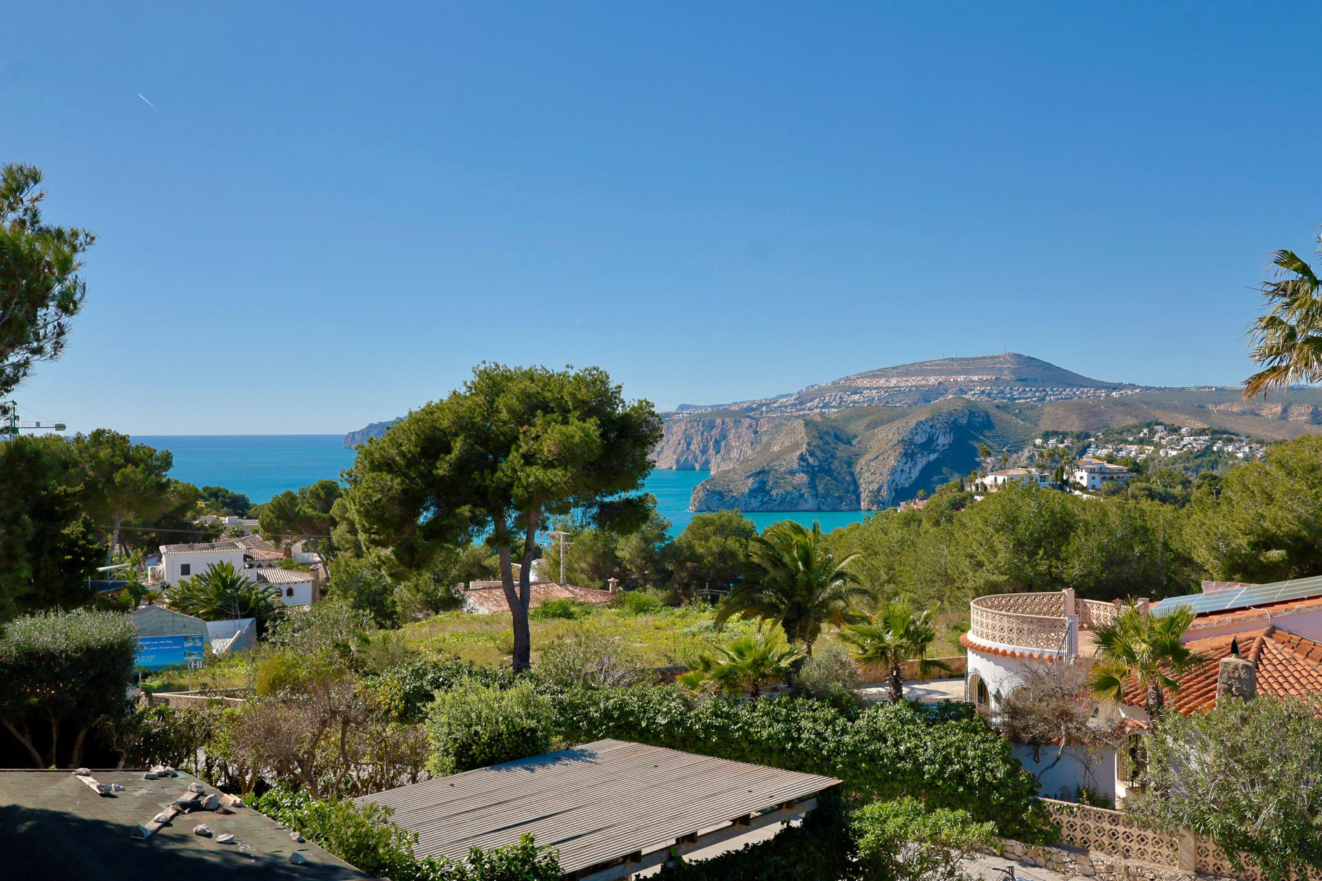 Panoramablick von der Terrasse auf Küste und Berg von Jávea, mit mediterraner Vegetation.