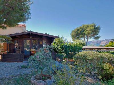 Blick auf die Holzhütte mit mediterranem Garten und Meerblick in Jávea.