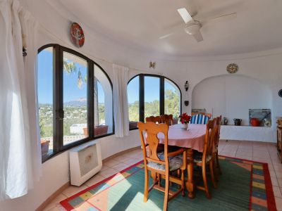 Heller Essbereich mit Bogenfenstern und Panoramablick auf die Landschaft von Jávea.