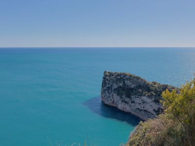 Panoramablick auf das Mittelmeer und die Felsklippe von der Küste Jáveas.