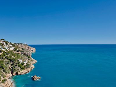 Panoramablick auf Jáveas felsige Küste und das blaue Mittelmeer.