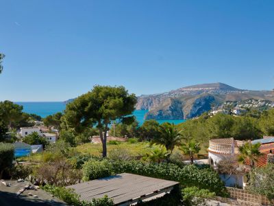 Panoramablick von der Terrasse auf Küste und Berg von Jávea, mit mediterraner Vegetation.