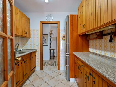 Rustikale Küche mit Holzschränken und Granit-Arbeitsplatte.